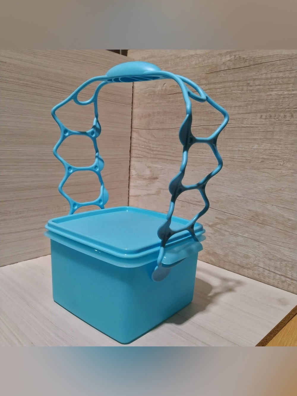 Tupperware Quartet with Handle Bright Light Blue Color Carry All 1.8L/ 8 Cup '
